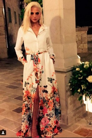 la actriz macarena gomez con vestido camisero blanco estampado de flores de apparentia