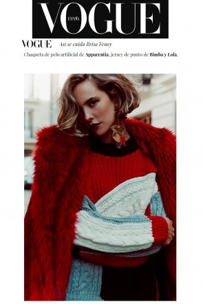 la modelo y cantante brisa fenoy con abrigo rojo de pelo de apparentia