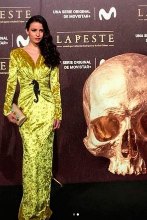 la actriz lupe del junco con vestido terciopelo mostaza ophelia de apparentia