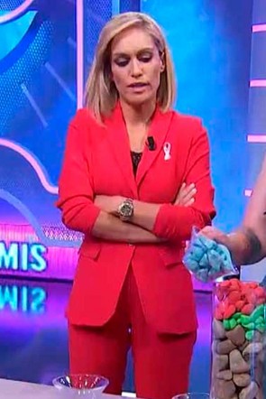 lujan arguelles con traje chaqueta y pantalon de apparentia programa la bascula de telemadrid