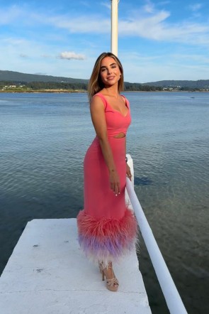 helena-condis-con-vestido-coral-de-plumas-invitada-boda-apparentia