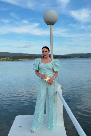 ivana-rodriguez-invitada-boda-conjunto-brocado-aguamarina-apparentia