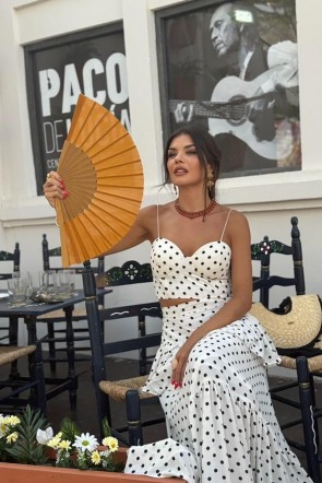 mia-crespo-con-conjunto-de-lunares-blanco-y-negro-top-falda-para-boda-fiesta-feria