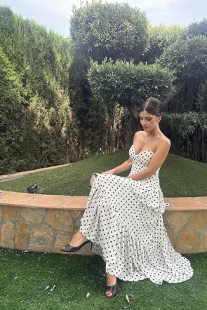 ana-castillo-con-conjunto-de-lunares-blanco-y-negro-top-falda-para-comunion-boda-invitada