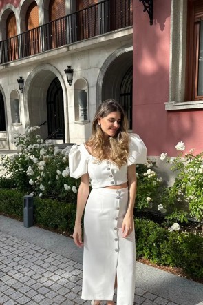 cris-ortiz-conjunto-blanco-falda-y-top-de-mama-de-comunion-bautizo-invitada-apparentia-