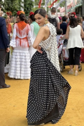 elena-sanchez-presentadora-tv-vestido-lunares-largo-apparentia-feria-de-abril