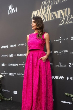 sara-guchi-premios-yo-dona-top-y-falda-larga-brocada-fucsia-invitada-boda