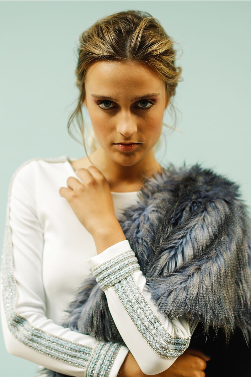 vestido neopreno largoblanco manga larga cuerpo cerrado pasamaneria lentejuelas hilos finos azul aguamarina plata metalizado fiesta nochevieja boda invitada apparentia