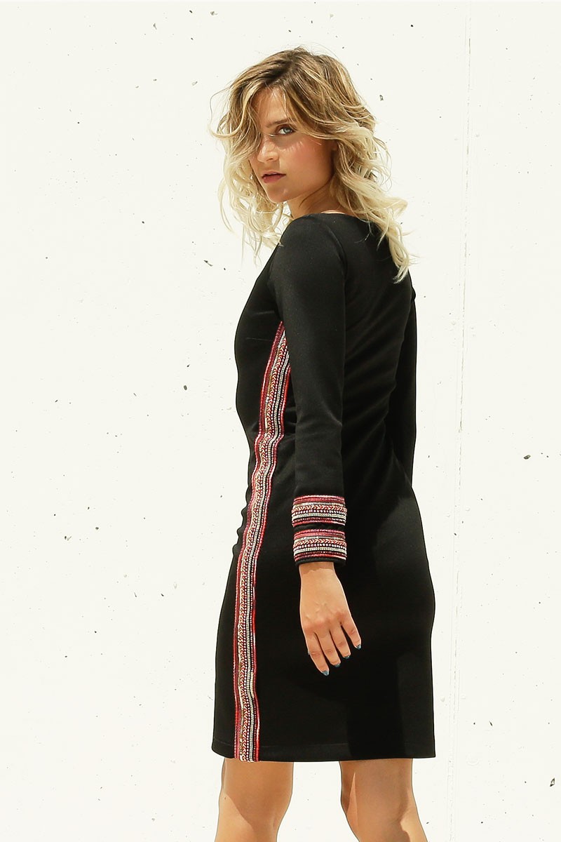 vestido corto ajustado negro neoprano manga larga cuello redondo pasamaneria hilos lentejuelas en colores rojo rosa blanco dorado fiesta nochevieja boda invitada apparentia