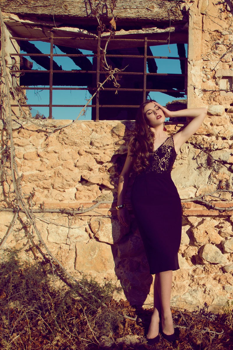 vestido negro midi ajustado al cuerpo con escote corazon transparencia en pico para invitada fiesta nochevieja boda evento apparentia