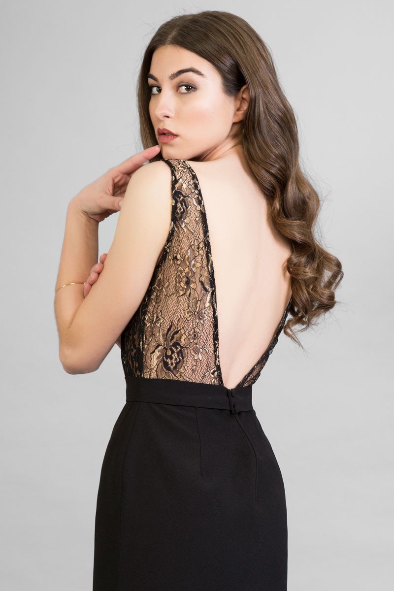 vestido negro midi ajustado al cuerpo con escote corazon y transparencia en pico en negro y bordados dorados para invitada fiesta nochevieja boda evento apparentia