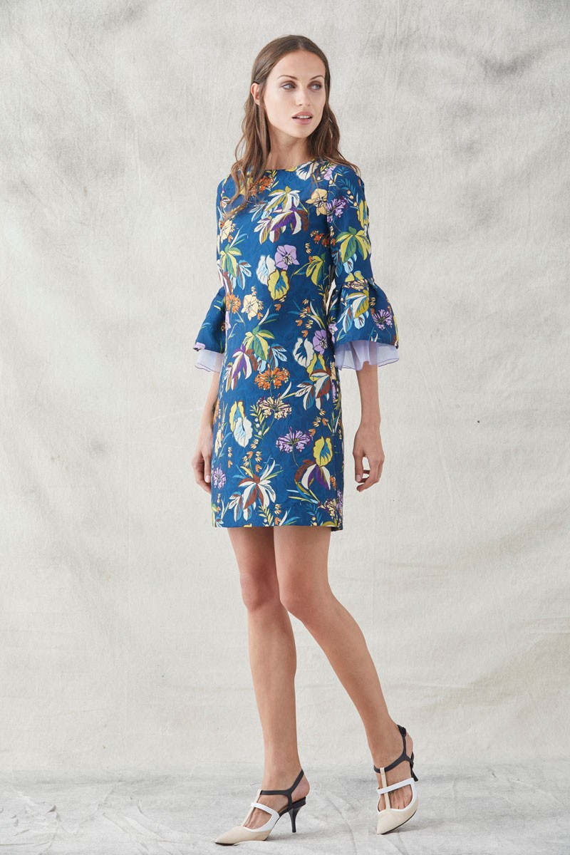 vestido corto evase estampado de flores en tejiod de jacquard y volante francesa con orgado malva para invitadas fiestas eventos