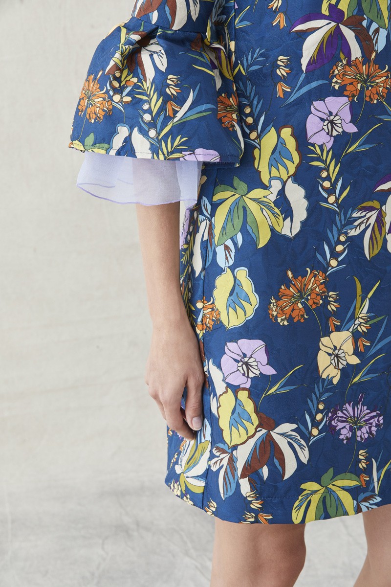 vestidos evase cortos de fiesta para invitadas de bodas con estamado azul y flores manga francesa con volante shopping