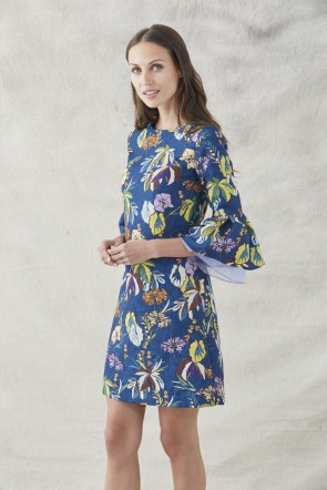 comprar online vestido corto evase confeccionado en tejido de jacquard con fondo en color azul oscuro y un precioso estampado de flores en tonos malva, blanco, amarillo, naranja, morado y marrones con manga francesa rematada en un doble volante  de o