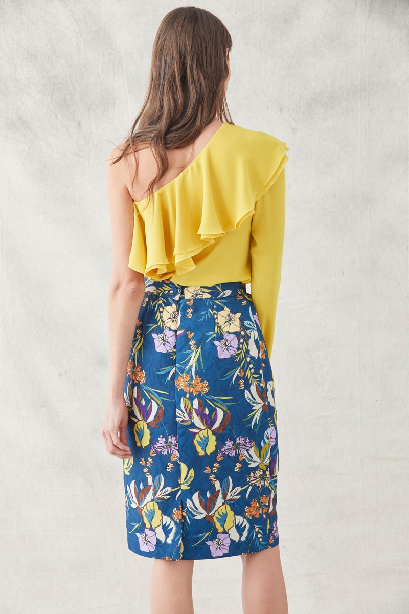 top mostaza asimetrico con una manga larga con volante en escote para invitadas de boda eventos