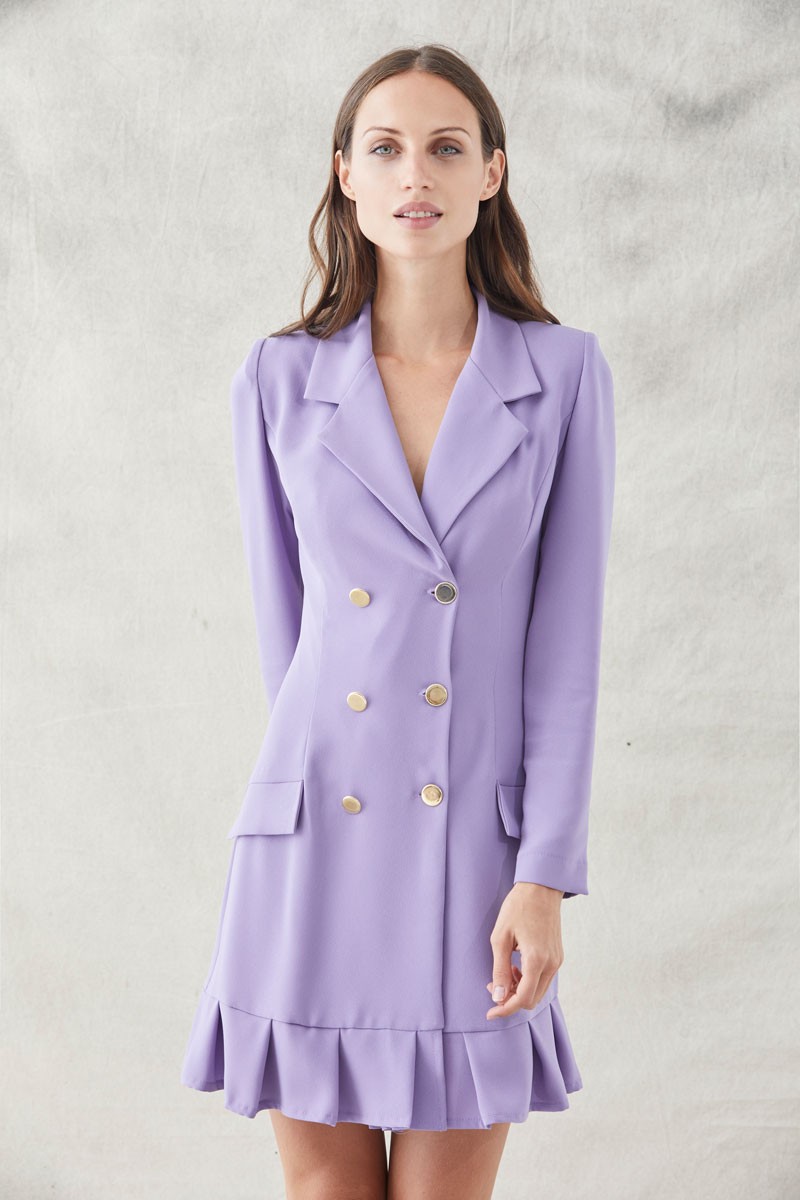 comprar online vestido corto esmoquin lila de manga larga escote en pico botonadura con seis botones dorados y volante en la cintura ideal para fiestas reuniones de trabajo eventos nochevieja invitadas de apparentia