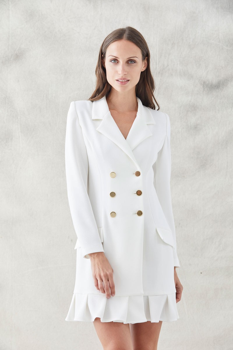 comprar online vestido corto esmoquin blanco de manga larga escote en pico botonadura con seis botones dorados y volante en la cintura ideal para fiestas reuniones de trabajo eventos nochevieja invitadas de apparentia