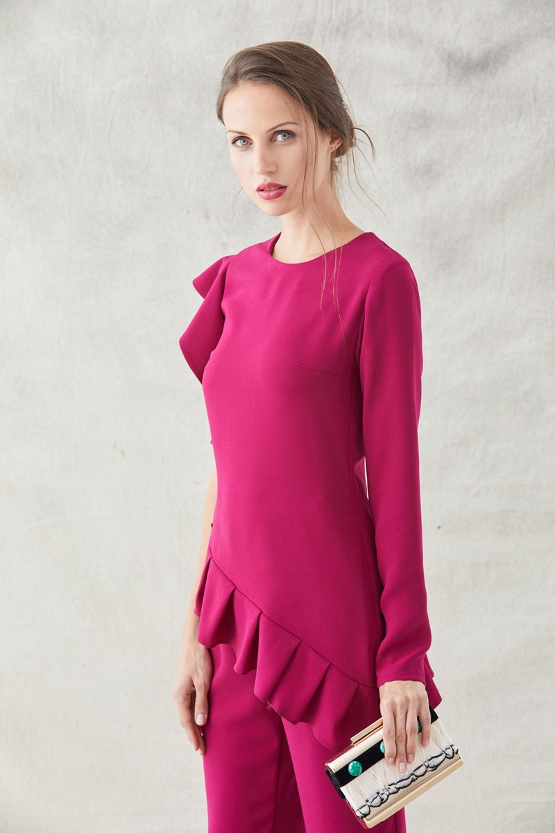 conjunto frambuesa de top asimetrico con volante y pantalon pitillo elegante sofisticado para invitadas de boda eventos fiestas apparentia