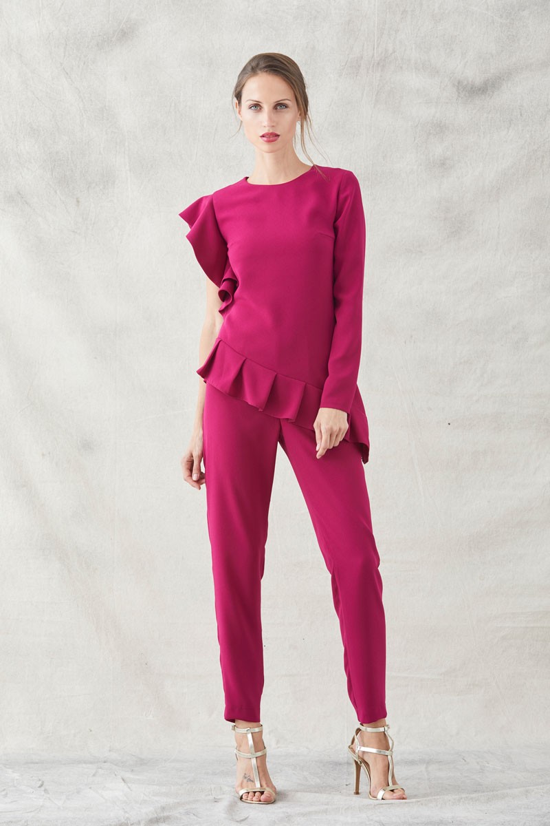 comprar online conjunto color frambuesa compuesto de blusa de mangas asimetricas una larga y otra con volante y cuerpo con volante en la cintura con volante y pantalon pitillo para invitadas de boda eventos fiesta de apparentia