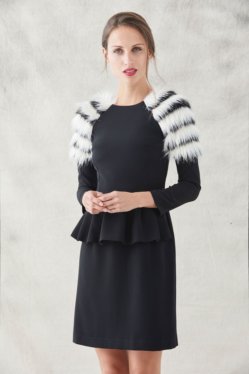 comprar online vestido corte negro recto con escote en la espalda peplum en la cintura y hombros con pelo de color blanco y negro en los hombros y manga larga para eventos invitadas bodas fiestas de apparentia