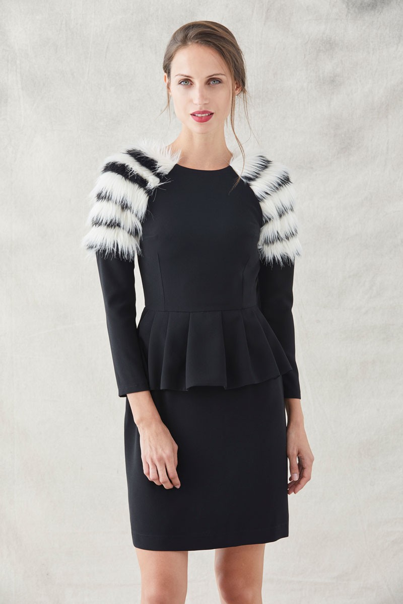 vestido negro corto con escote en la espalda peplum en la cintura y hombros con pelo de color blanco y negro en los hombros y manga larga para eventos invitadas bodas fiestas de apparentia