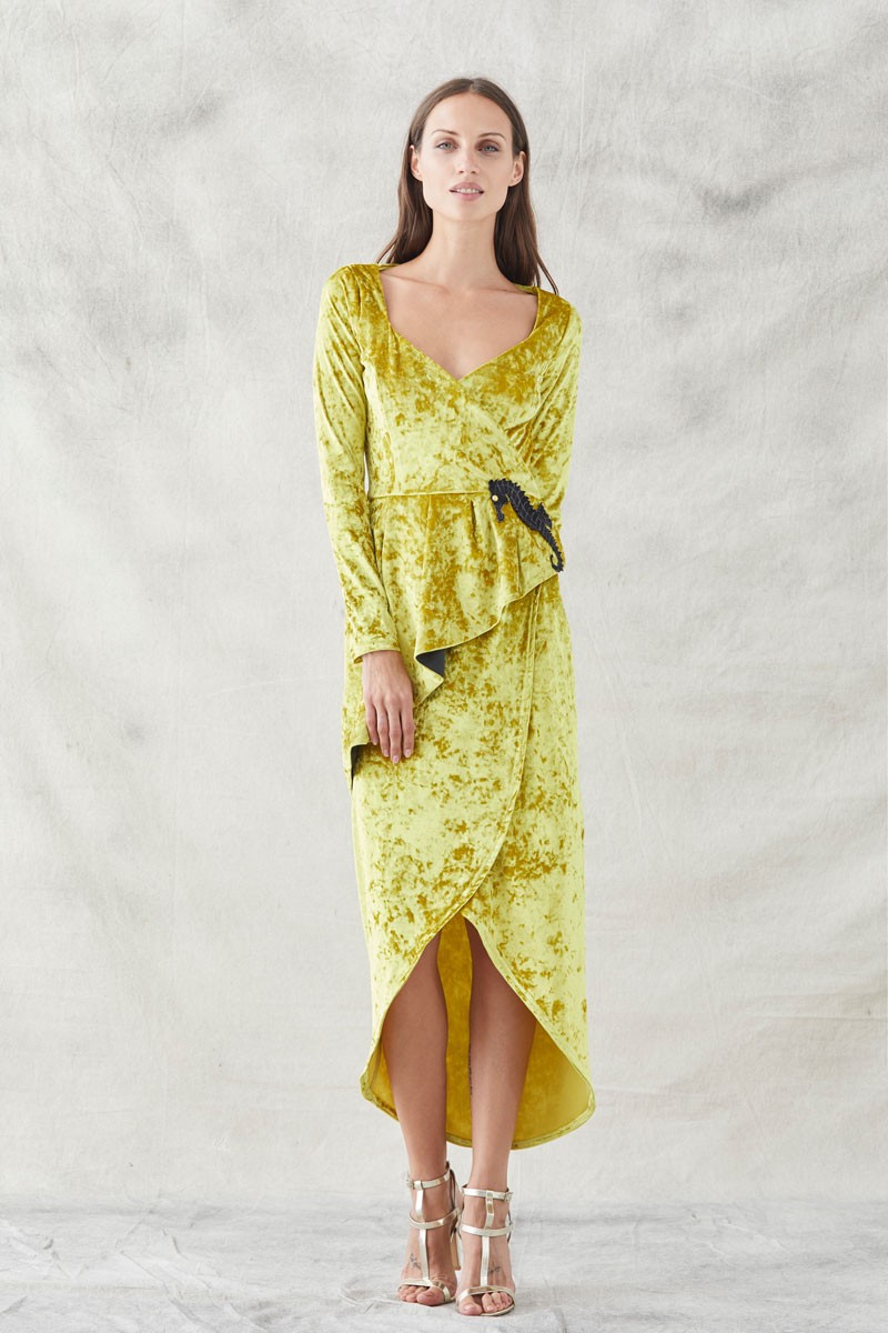 Comprar online vestido midi color mostaza dorado de manga larga con falda cruzada peplum en la cintura y bordado de caballito de mar en negro y perla blanca para invitadas de bodas nochevieja eventos apparentia