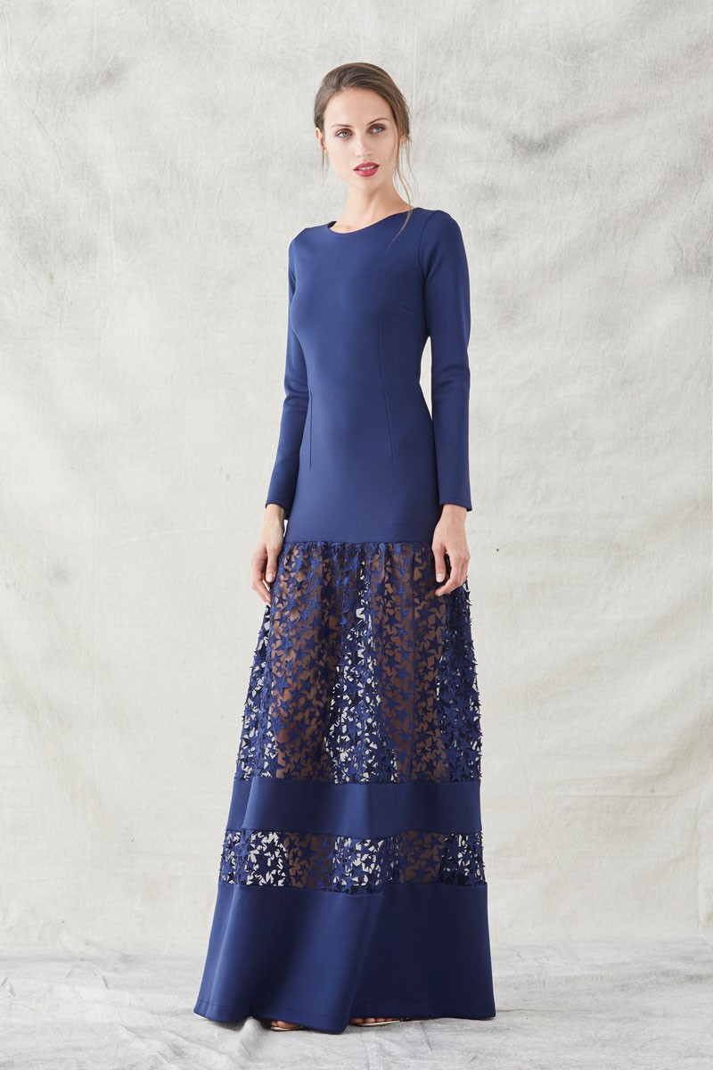 vestido neopreno de color azul marino con trasparencias de tul y estrellas bordadas de efecto slim para eventos fiestas invitadas de boda apparentia