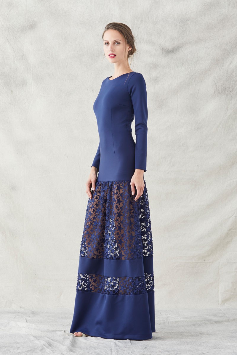 Comprar online vestido de fiesta largo ajustado confeccionado en neopreno de color azul marino con trasparencias de tul y estrellas bordadas de efecto slim para eventos fiestas invitadas de boda apparentia