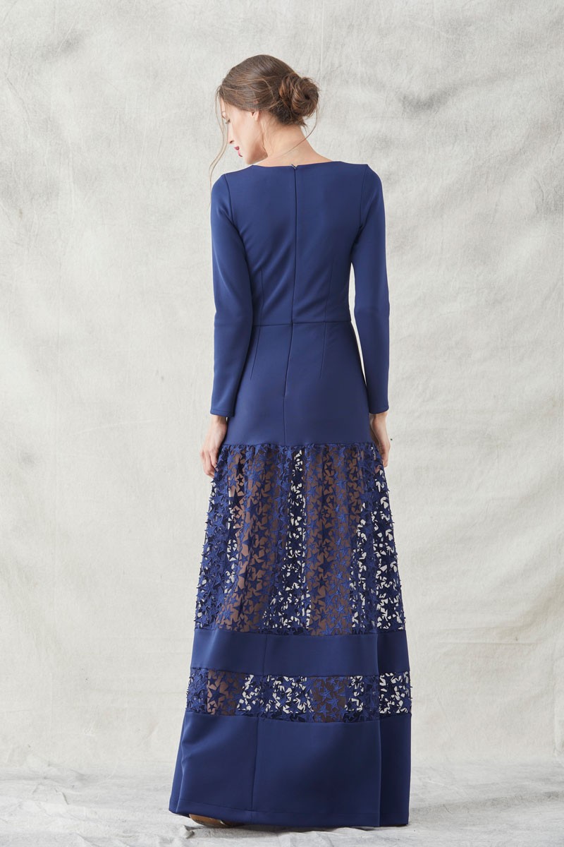 vestido ajustado fiesta largo en neopreno de color azul marino con trasparencias de tul y estrellas bordadas de efecto slim para eventos fiestas invitadas de boda apparentia