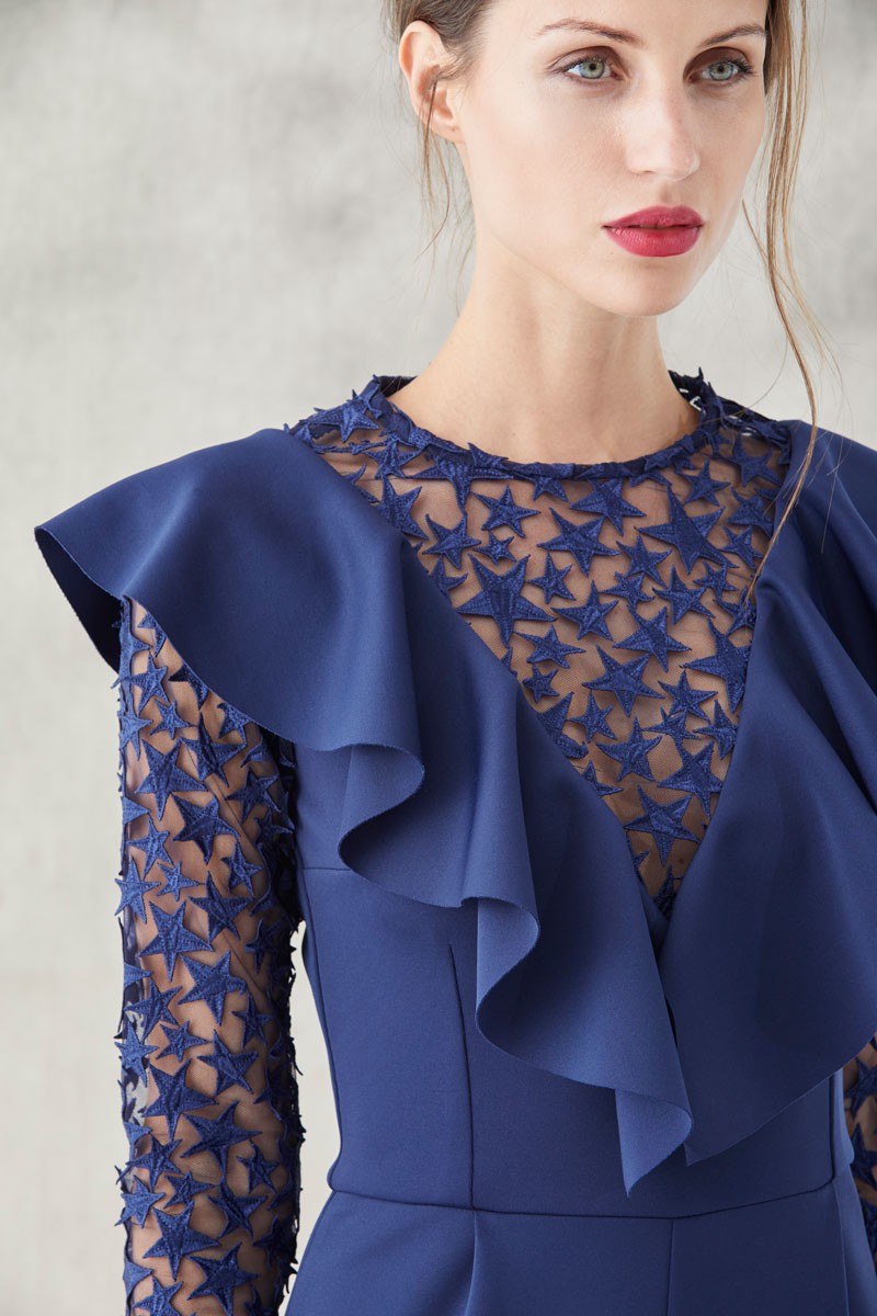 mono largo ajustado confeccionado en neopreno de color azul marino y escote en pico con trasparencias de tul y estrellas bordadas para eventos fiestas invitadas de boda apparentia