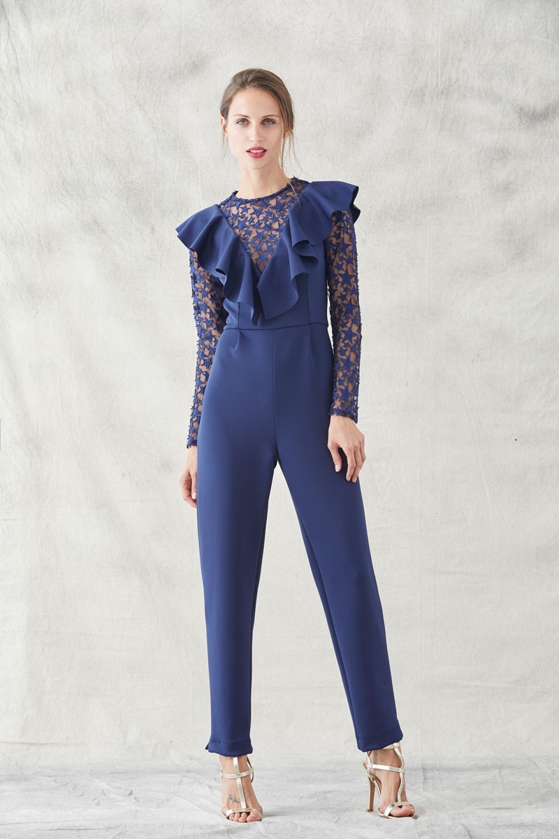 Comprar online mono de fiesta largo ajustado confeccionado en neopreno de color azul marino y escote en pico con trasparencias de tul y estrellas bordadas para eventos fiestas invitadas de boda apparentia