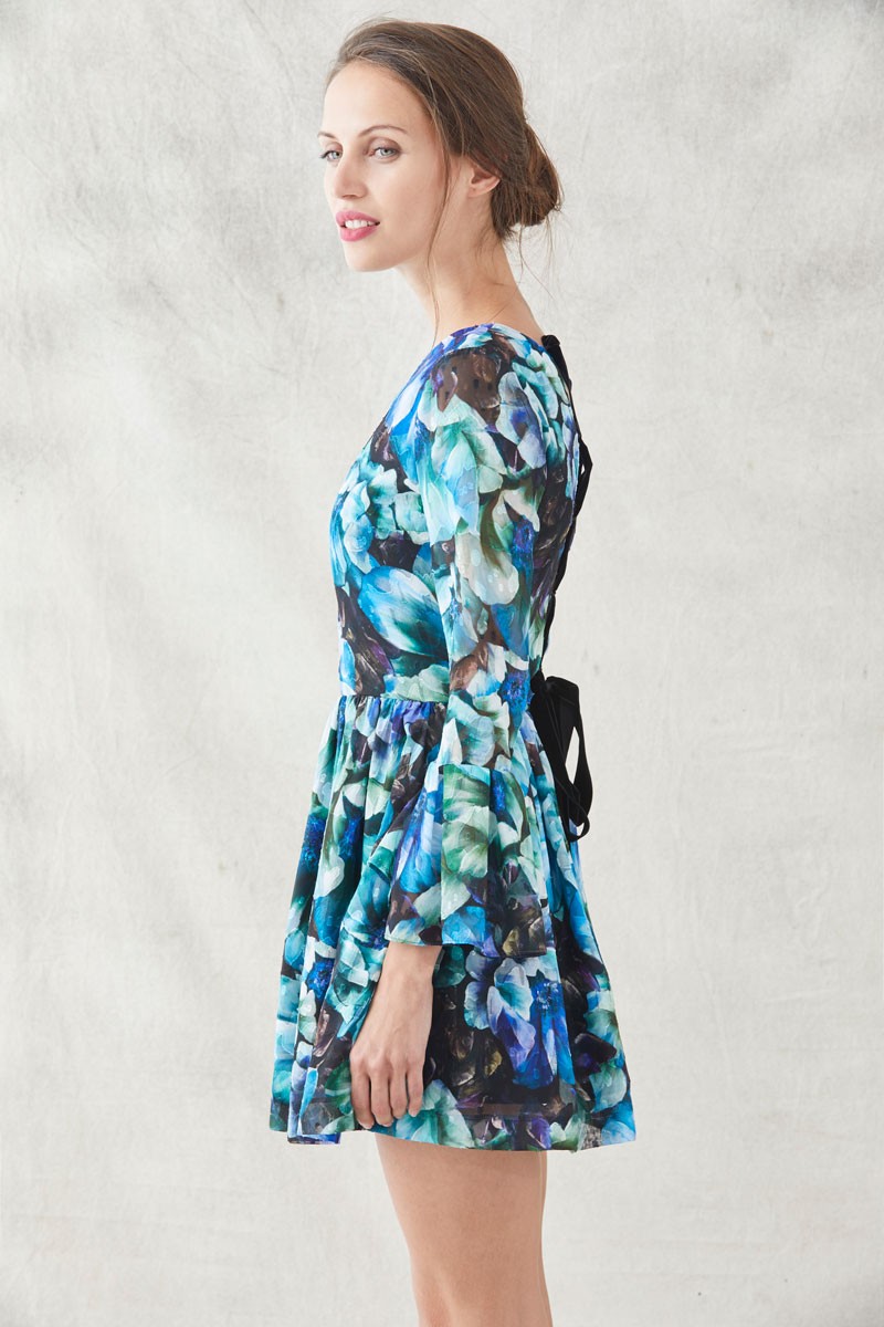 vestido estampado de flores azules moradas y verdes de vuelo corto con manga con volantes precioso ideal eventos apparentia