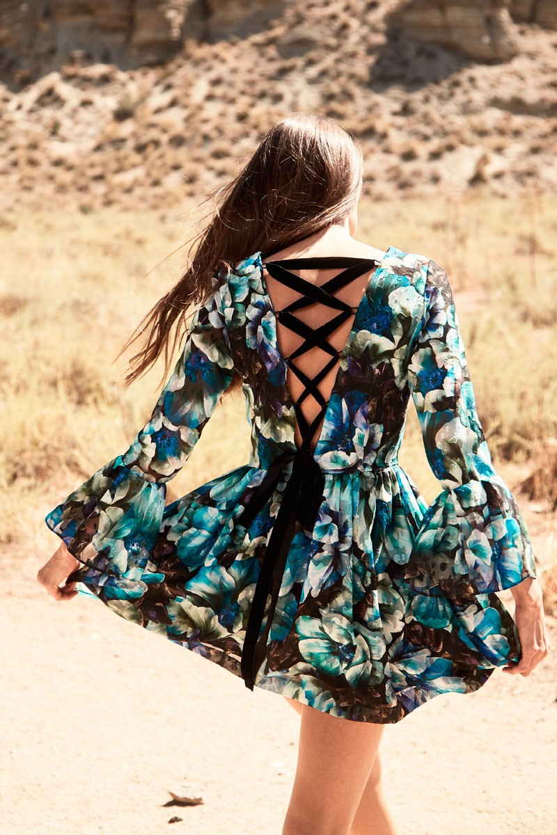 tido estampado de flores azules moradas y verdes de vuelo corto con manga con volantes precioso ideal eventos apparentia