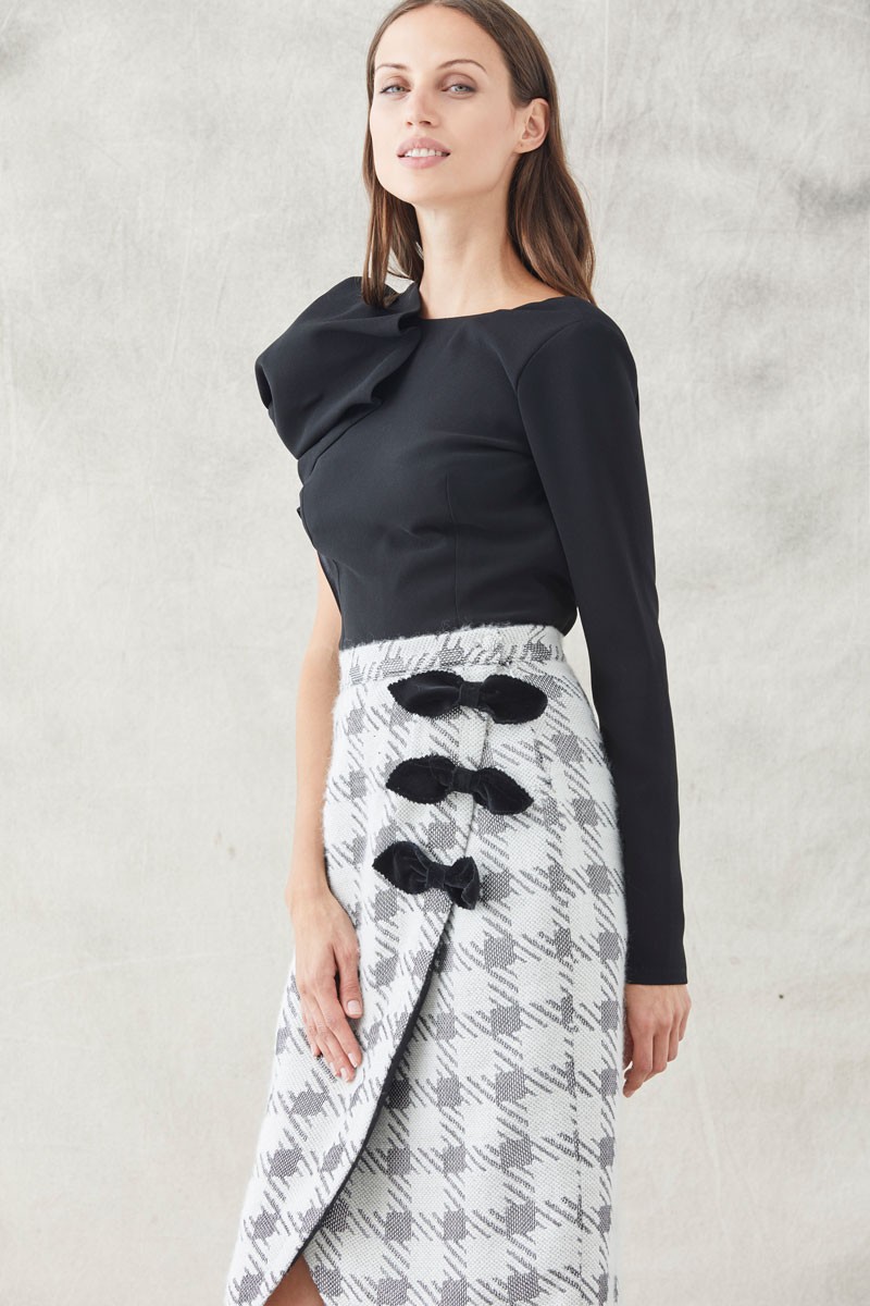 faldas para invitadas de boda pata de gallo blanco y negro con tres lazos negros de apparentia para eventos ocasiones