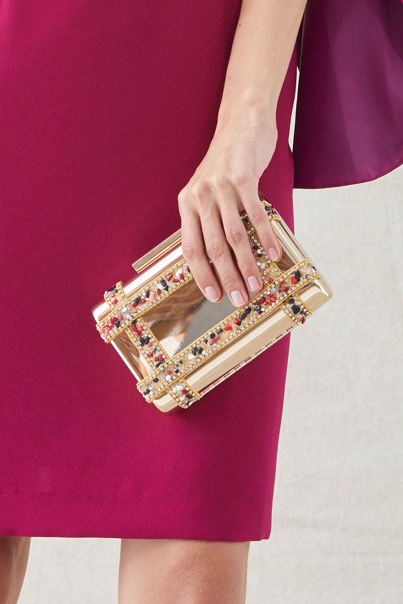 clutch de fiesta de laton dorado con pasamaneria de piedras multicolor para invitadas de boda apparentia