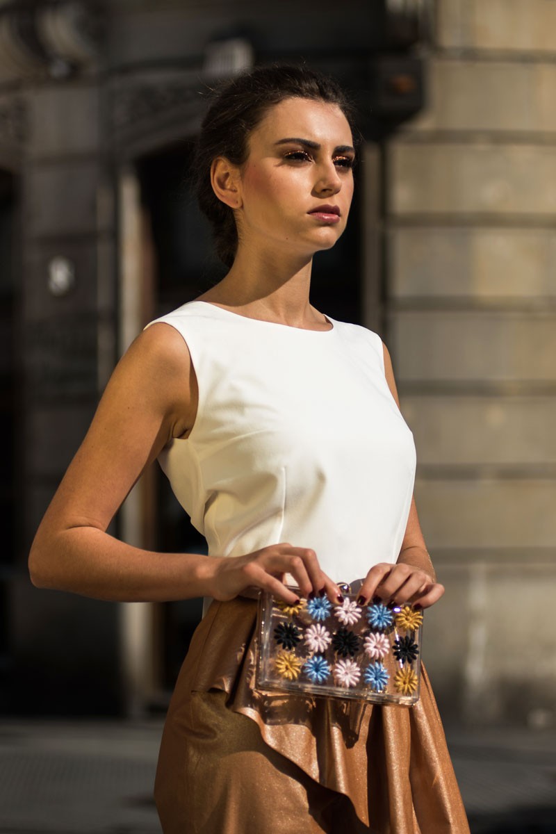 comprar online clutch de fiesta en base metacrilato transparente con quince flores de terciopelo color rosa dorado azul negro complemento ideal para invitadas de bodas fiestas eventos de apparentia