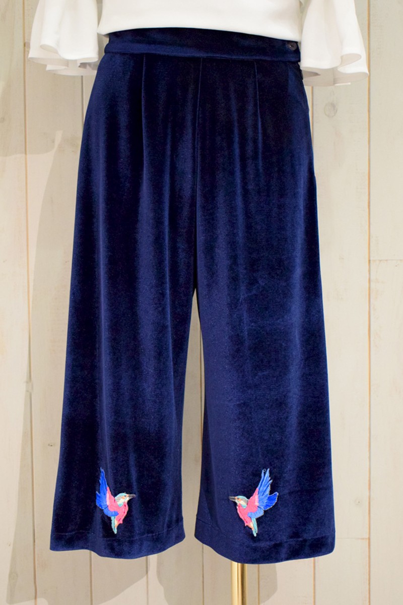 comprar online pantalon culote de terciopelo color azul con bordados de pajaros en color azul y rosa favorecedor para combinar con blusas tops camisas para fiesta invitada after work reunion de trabajo de apparentia