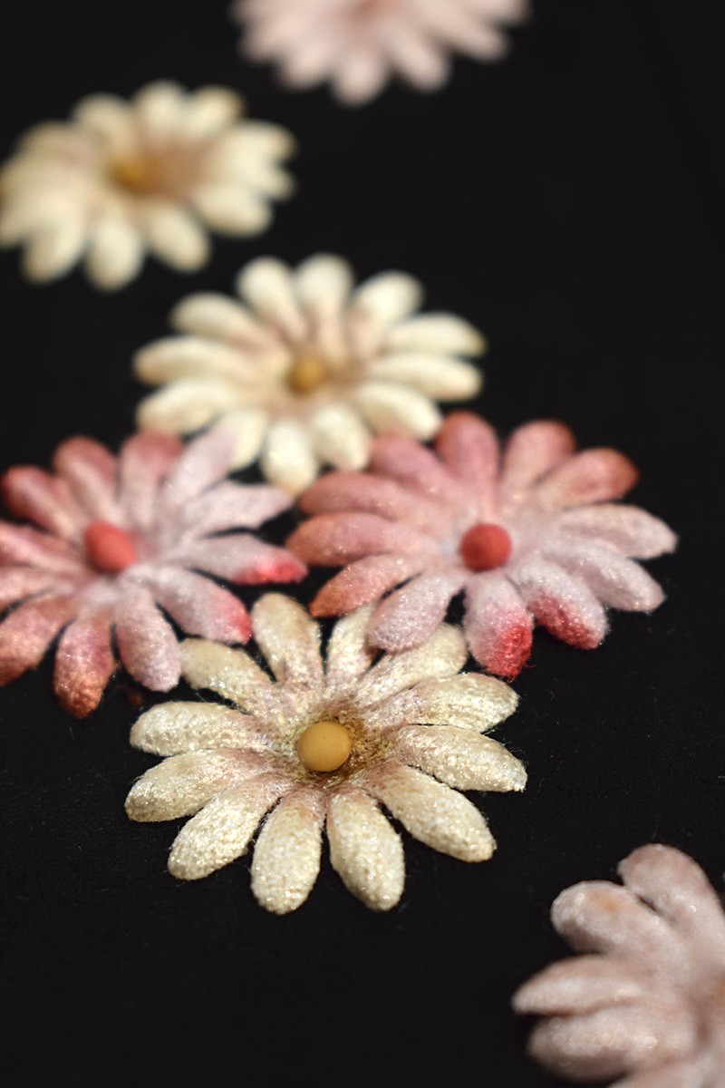 guantes de ante negro con florees de terciopelo rosa complemento ideal