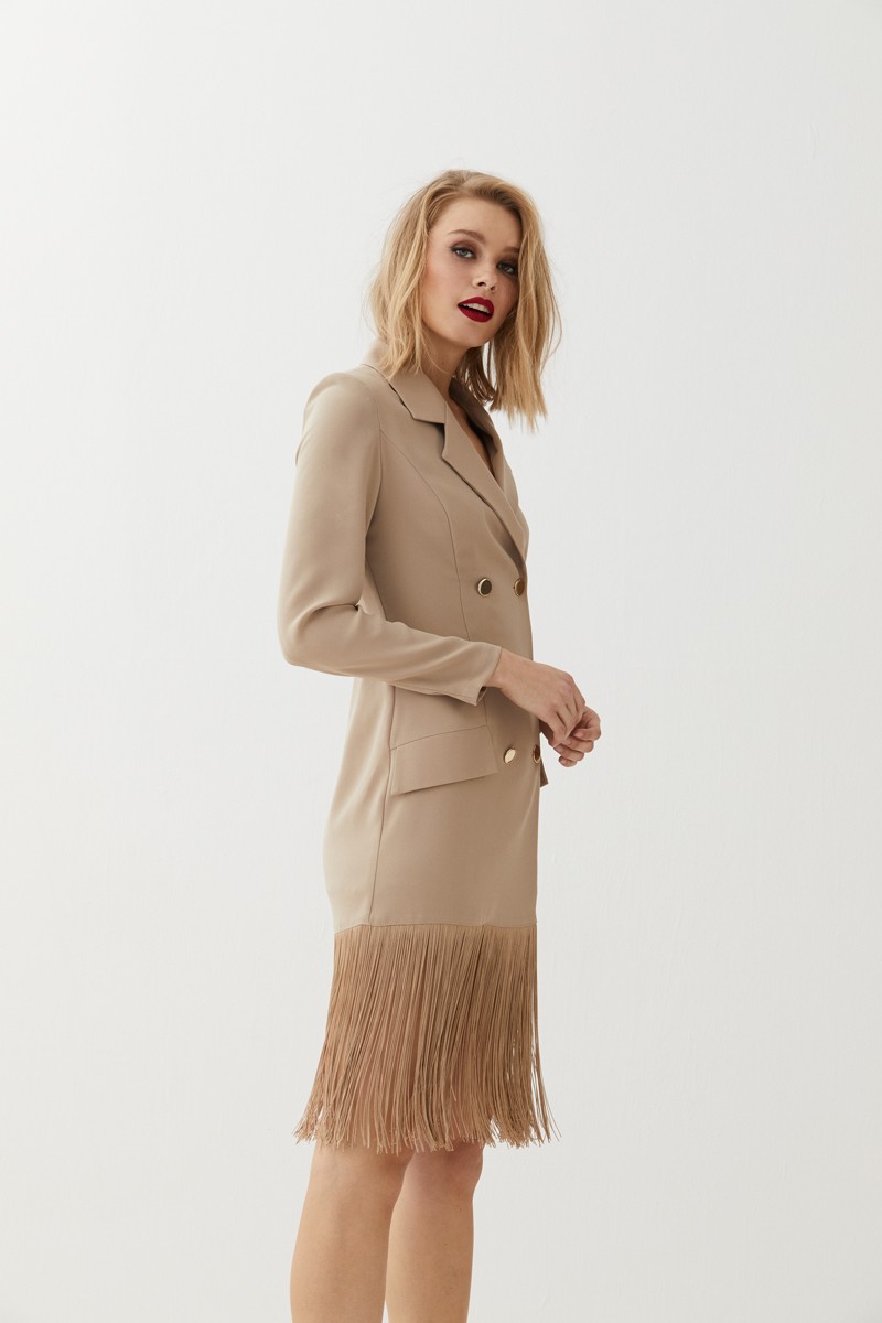 comprar online vestido sybyl corto esmoquin camel de manga larga escote en pico botonadura con seis botones dorados y flecos en la cadera hasta la rodilla ideal para bautizos comuniones fiestas reuniones de trabajo eventos invitadas de apparentia