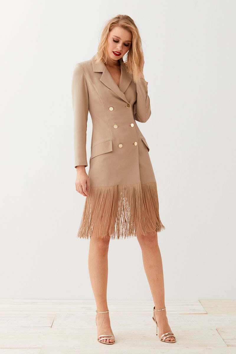 comprar online vestido corto esmoquin camel de manga larga escote en pico botonadura con seis botones dorados y flecos en la cadera hasta la rodilla ideal para bautizos comuniones fiestas reuniones de trabajo eventos invitadas de apparentia