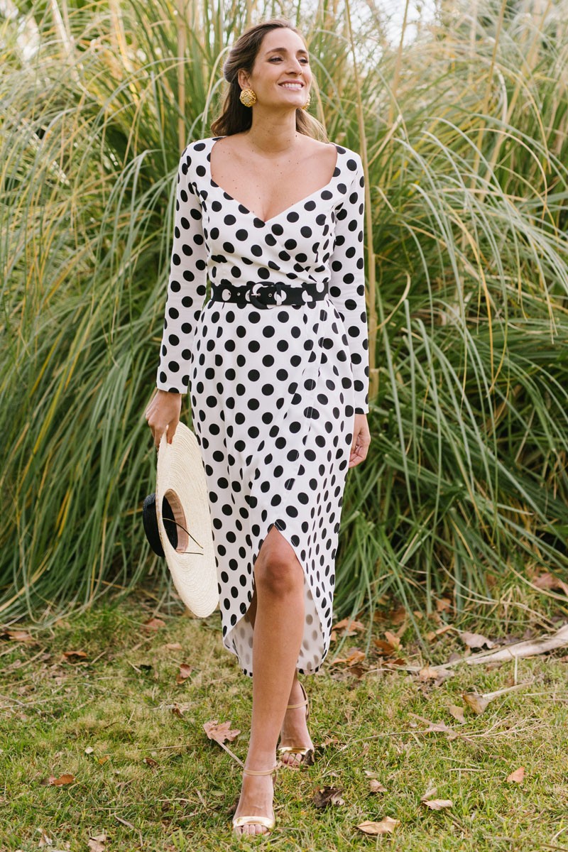 la blogger estefania herranz de miss cavallier con vestido cruzado de lunares para invitadas de apparentia