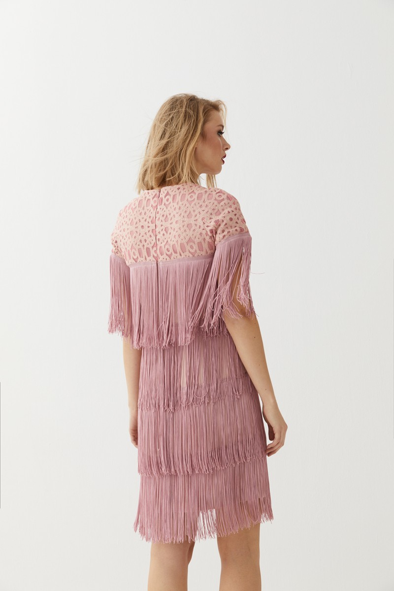 Precioso vestido corto con media manga y flecos en rosa empolvado para invitada boda
