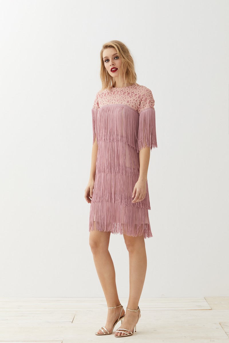 Precioso vestido corto con media manga y flecos en rosa empolvado.