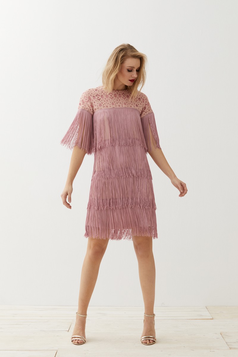 Precioso vestido corto con media manga y flecos en rosa empolvado. mama bautizo