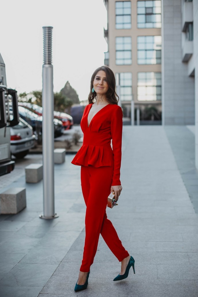 look para invitada mono largo de color rojo con peplum apparentia by sandra majada invitada perfecta outfit ideal comuniones bodas