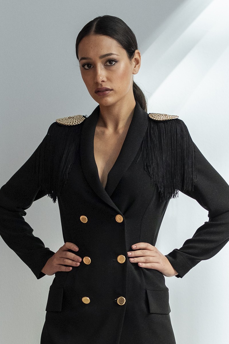 vestido negro corto botones dorados mangas largas con flecos para invitadas fiesta bodas apparentia