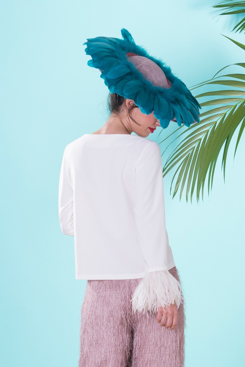 Blusa de fiesta con plumas escote en pico, botones dorados y manga larga para invitada a boda, bautizo, comunion, evento, graduacion, bbc de apparentia