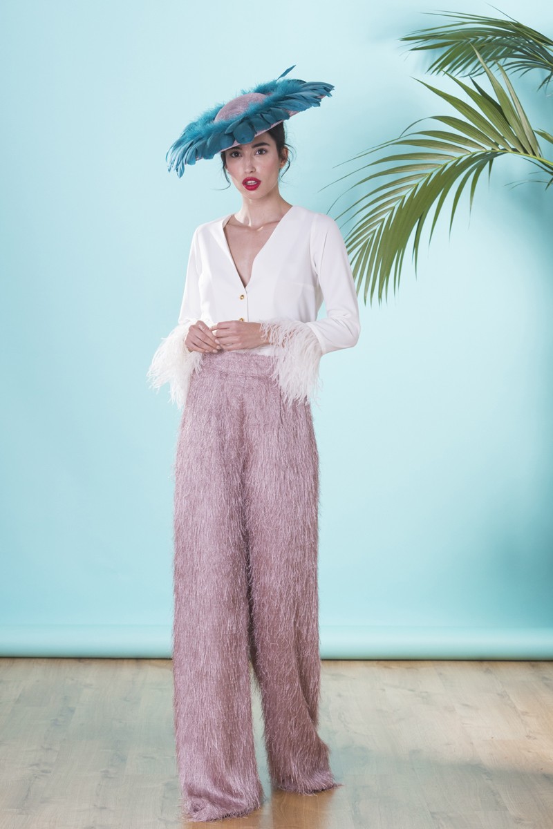 comprar online Blusa de fiesta blanca con escote en pico, botones dorados y plumas para invitada a boda, bautizo, comunion, evento, graduacion, bbc de apparentia