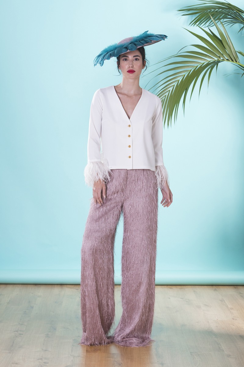 camisa blanca con plumas y escote en pico, botones dorados, manga larga para invitada a boda, bautizo, comunion, evento, graduacion, bbc de apparentia