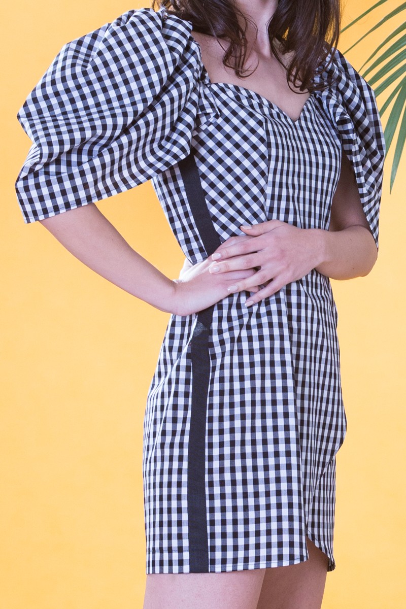 Vestido corto en cuadro vichy blanco y negro con escote corazon y manga con gran volumen para invitada a fiesta de verano, comunion, bautizo, salir, graduacion